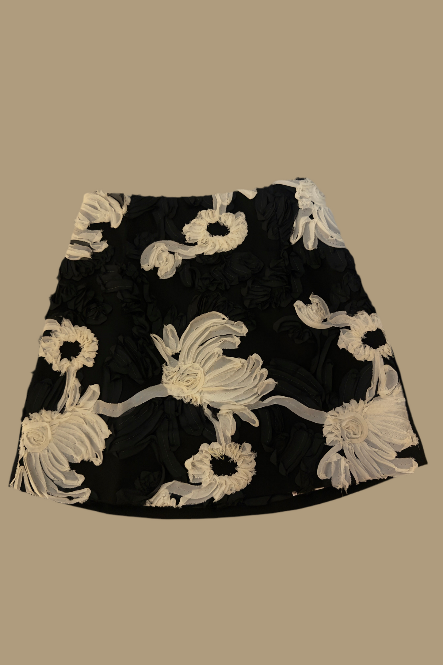 BLACK DETAILS SKIRT