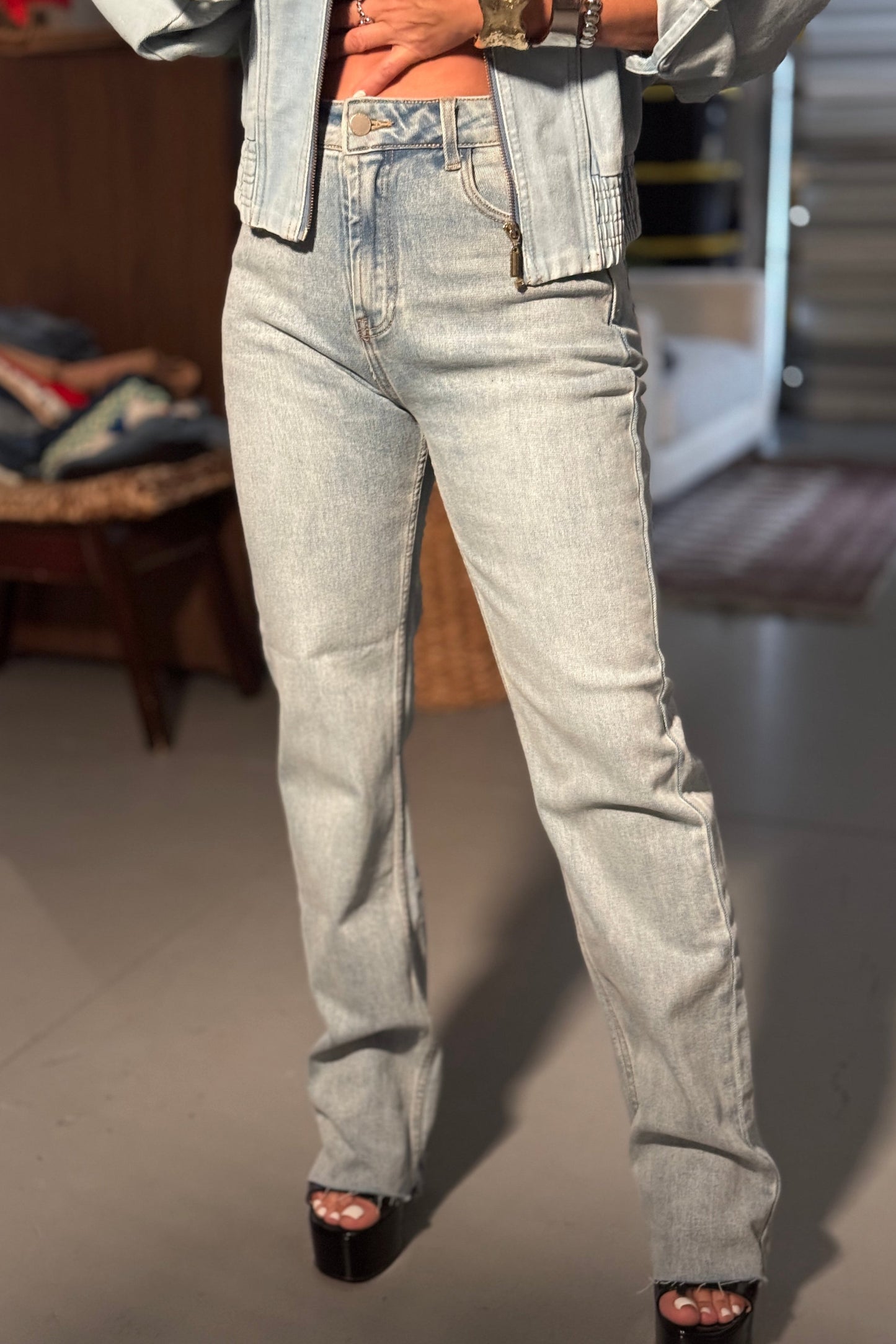 LIGHT DENIM BASIC JEAN