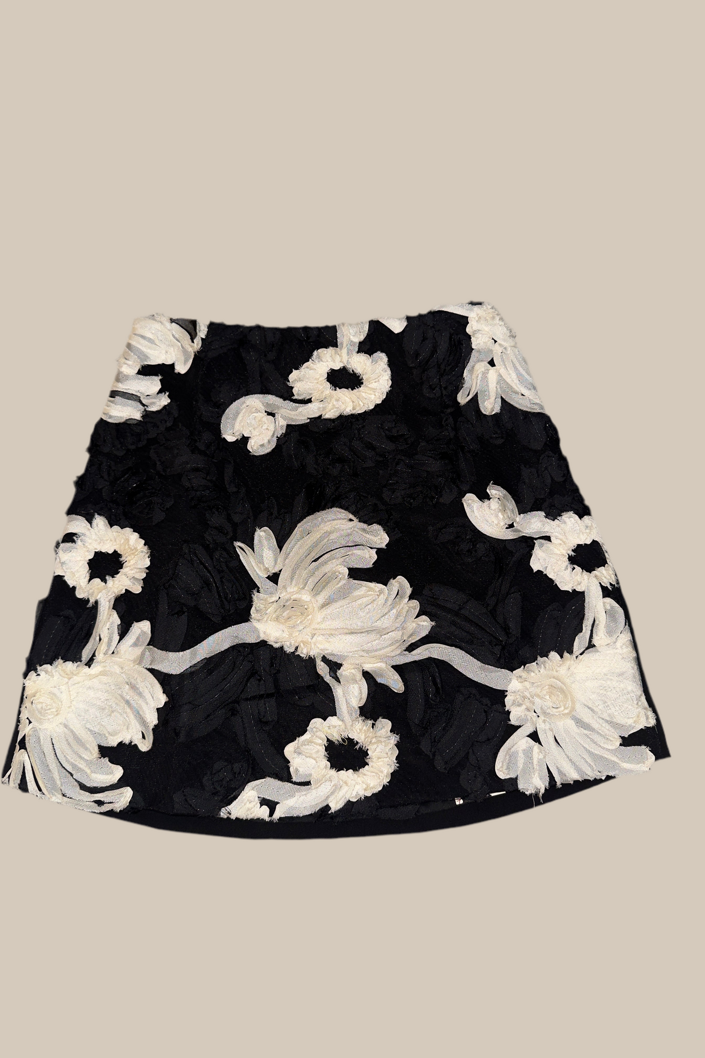BLACK DETAILS SKIRT