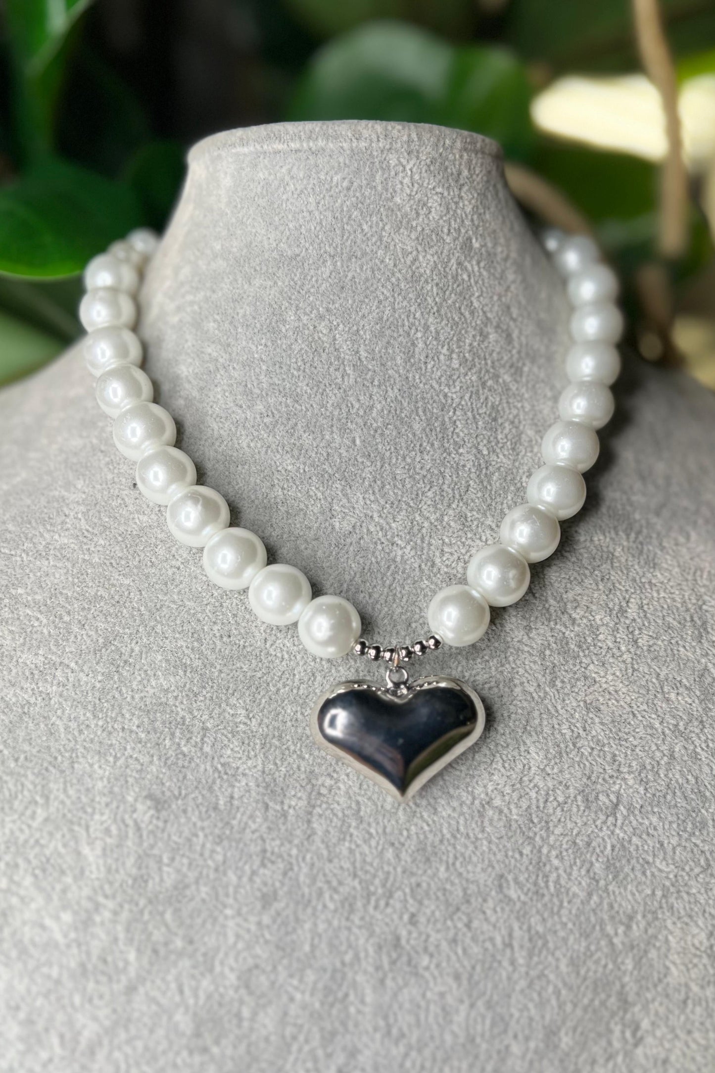 SILVER HEART WHITE PEARLS NECKLACE