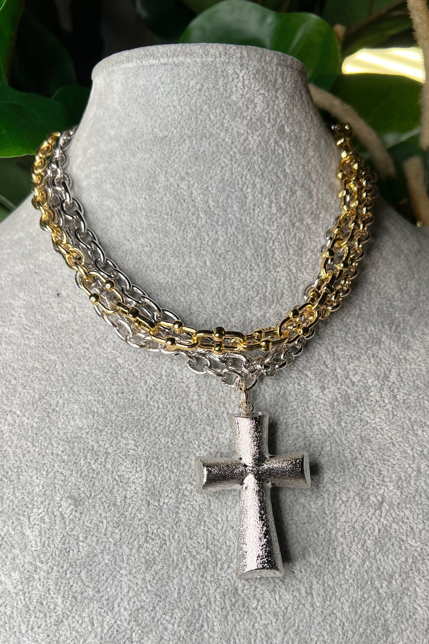 SILVER CRUZ NECKLACE