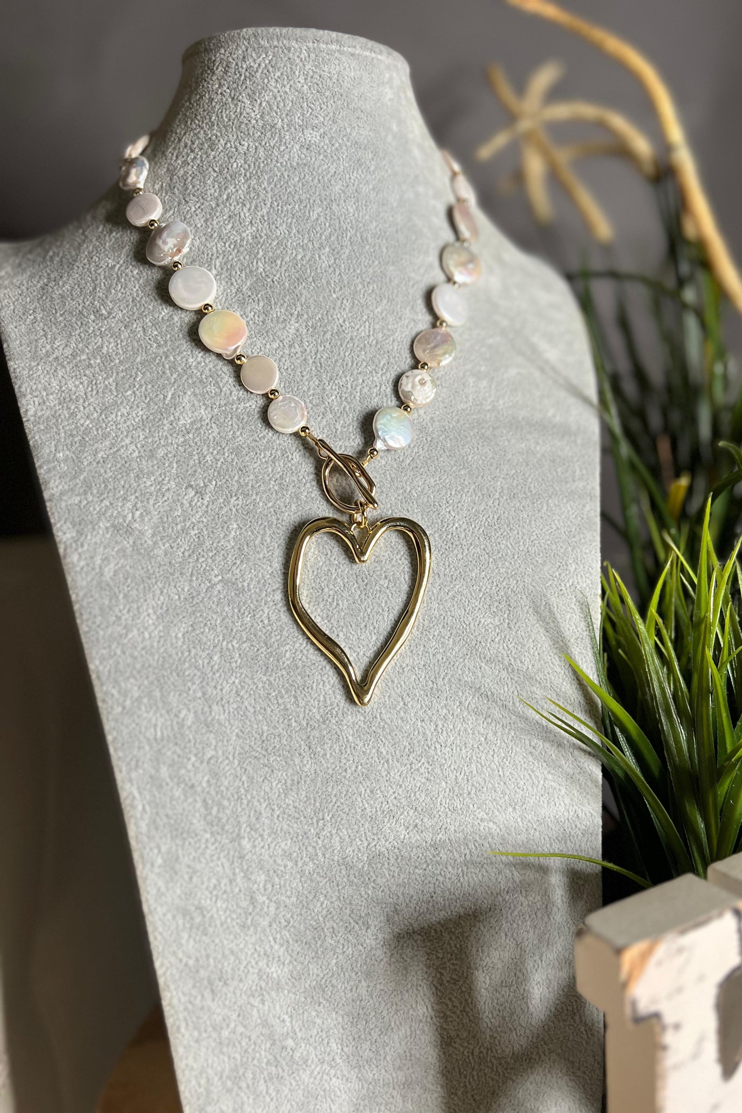 WHITE IN HEART NECKLACE